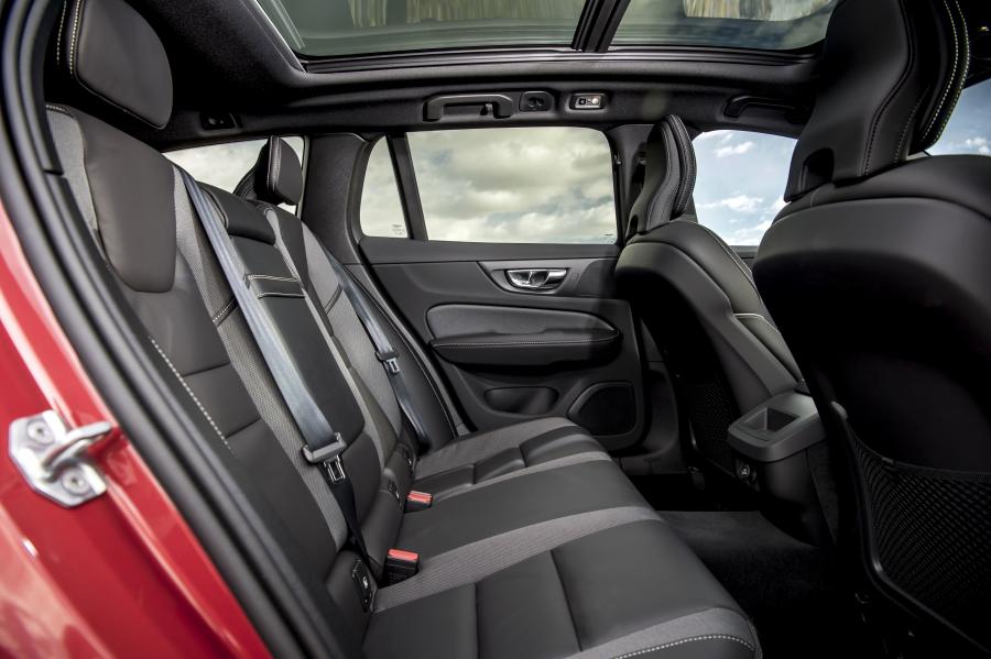 Интерьер Volvo V60 T5 R-Design 2018 года  (UK) (фото 14 из 40)